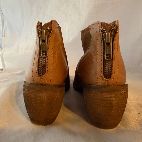 Charles by Charles David Yasmin Cognac Suede Booties Women Size 5.5 NIB - Picture 4 of 8